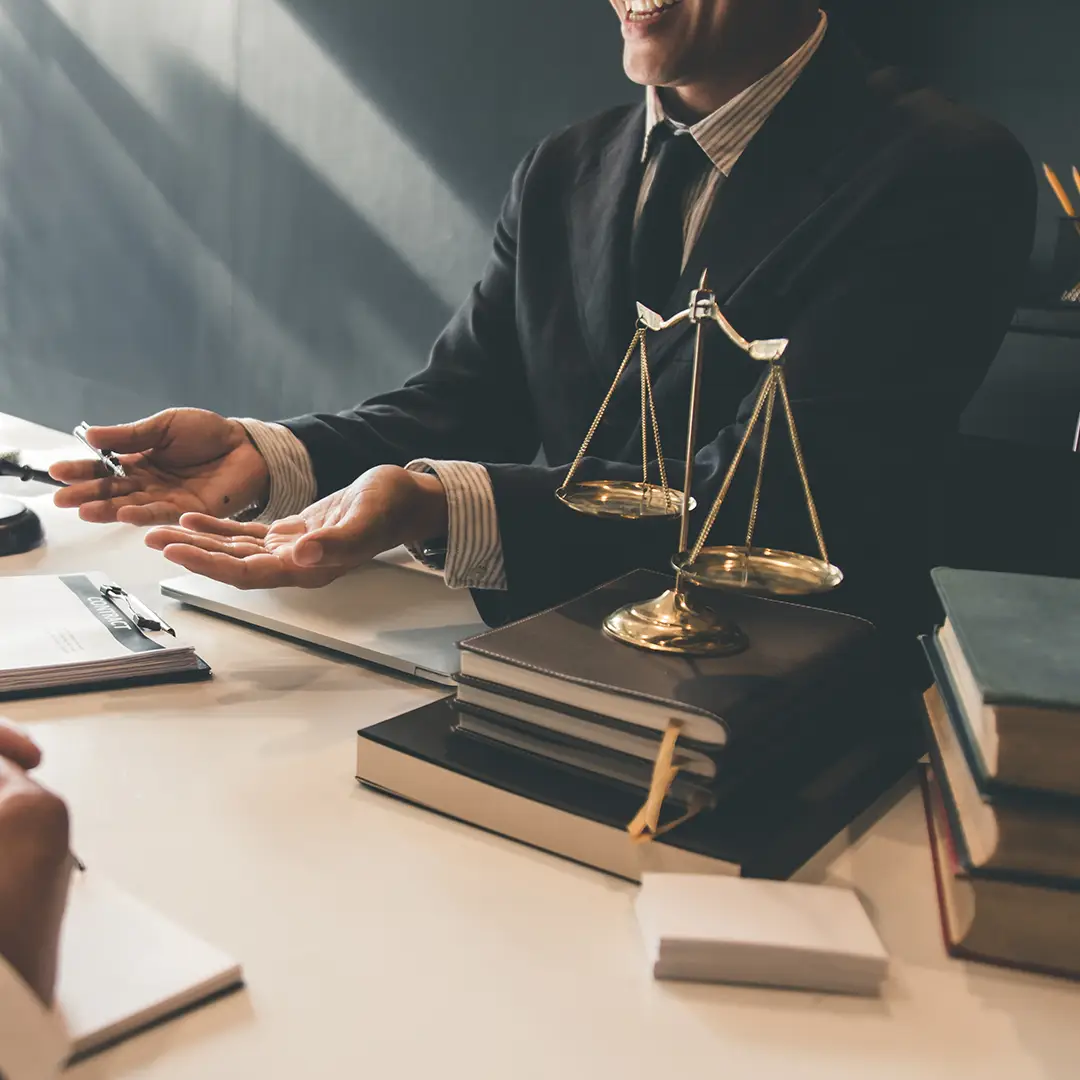 Consultation juridique, balance et dossier avocat