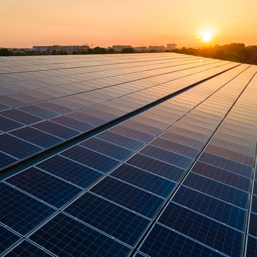 Installateur photovoltaïque en intervention sur des panneaux solaires
