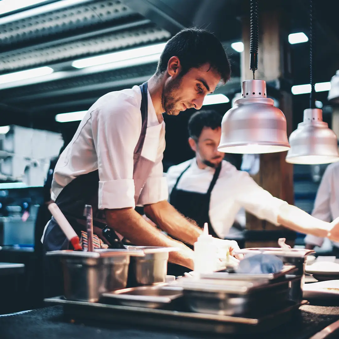 Équipe en cuisine pendant le service