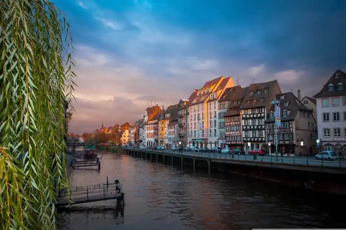 Le Jimmy's Strasbourg : quais au coucher du soleil, Quai des Bateliers