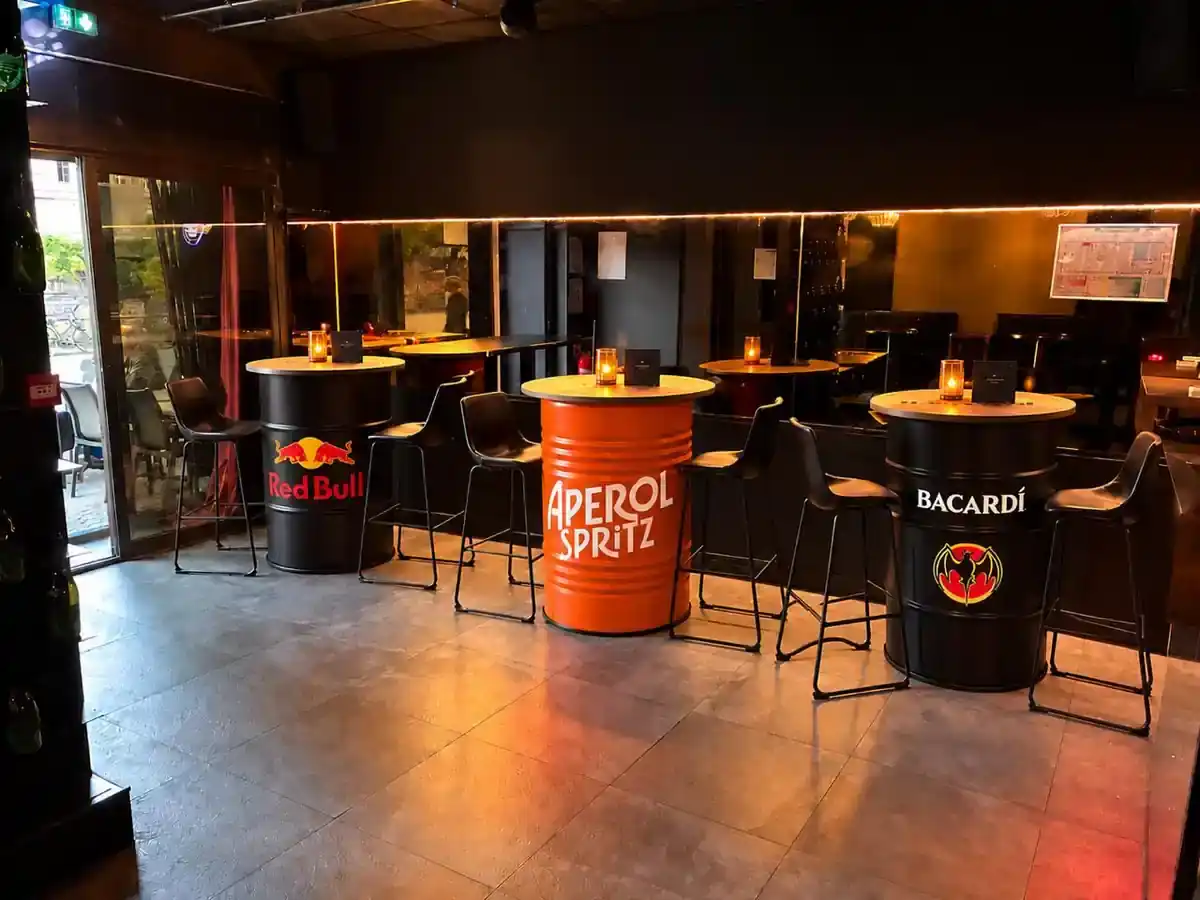 Le Jimmy's Strasbourg : entrée et tables tonneaux